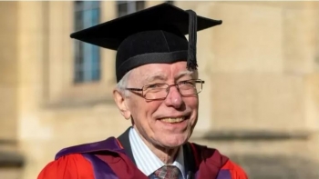 Burri nga Britania e përfundon doktoratën pas 52 vjetësh