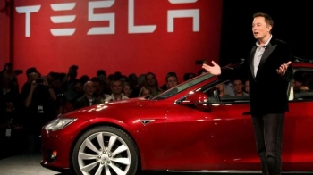 Tesla do të tërheqë mbi 360 mijë vetura për shkak të një rreziku për aksidente