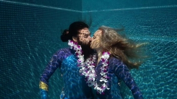 Çifti futet në librin e rekordeve Guiness, qëndrojnë nën ujë duke u puthur (VIDEO)