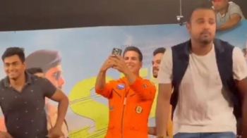 Ylli i Bollywood-it, Akshay Kumar, thyen rekordin botëror për selfie (VIDEO)