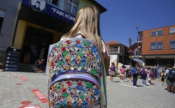 Çantat e rënda, tri shkolla në kryeqytet bëhen me dollapë metalikë