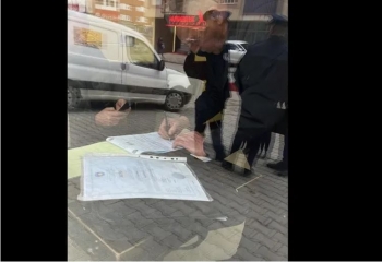 Inspektorati në Prishtinë gjobit personin që hoqi pengesat në rrugën “Muharrem Fejza”