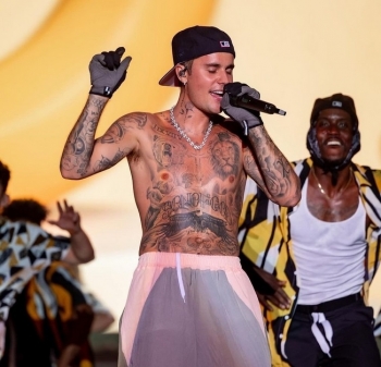 Justin Bieber surprizon fansat në festivalin Rolling Loud pas anulimit të turneut