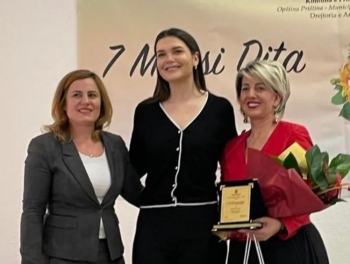 Prishtina zgjedh motrën e kryetarit Rama si mësimdhënësen më të mirë