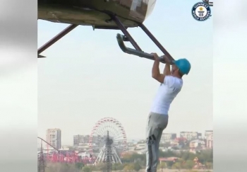 Atleti armen kryen 32 tërheqje nga një helikopter brenda 1 minute (VIDEO)