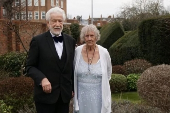 Kur dashuria nuk harrohet, çifti anglez martohen 60 vjet pasi prindërit nuk i lejuan