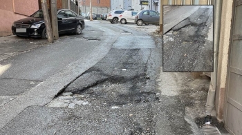 Qytetarët raportojnë – gropë e rrezikshme në rrugë te Lagjja e Muhaxherëve në Prishtinë