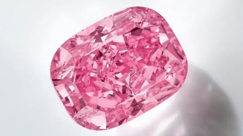 Diamanti super i rrallë rozë pritet të shitet për mbi 35 milionë dollarë