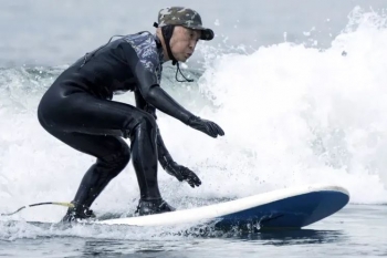 Surfisti japonez 90-vjeçar synon të bëjë surf deri sa t’i mbushë 100 vjeç