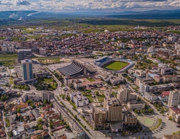 Prishtina nga lart, kolonat e gjata vështirësojnë trafikun