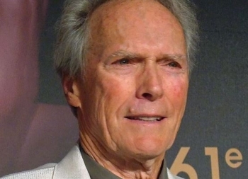 Clint Eastwood i ofron Nicholas Hoult dhe Toni Collette mundësinë për thrillerin e ri ligjor