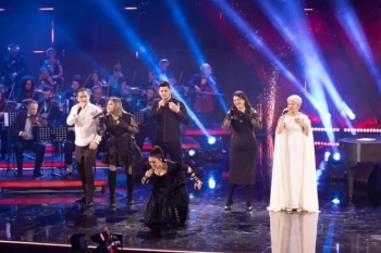 Albina Kelmendi dhe familja do ta përfaqësojnë Shqipërinë në Eurovision