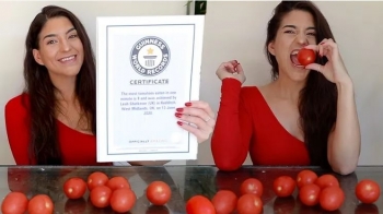 Thyen rekord gruaja që i ha tetë domate për një minutë