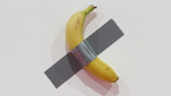Ishte vendosur si vepër arti, por studenti i urritur e ha bananen (VIDEO)