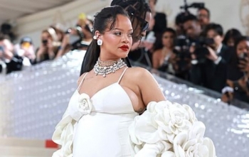Rihanna mbërrin me vonesë në Met Gala 2023, por gjithsesi arrin të rrëmbejë vëmendjen me dukjen glamuroze 