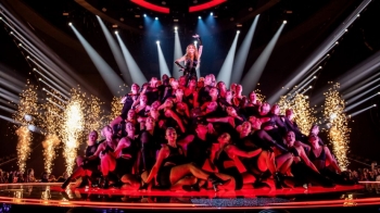 Rita Ora elektrizon skenën e Eurovisionit në gjysmëfinalen e parë 