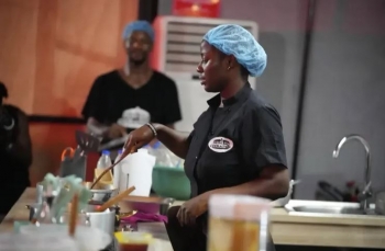 Një nigeriane thyen rekordin botëror për kohën më të gjatë të gatimit