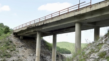 Mbyllet për qarkullim ura në rrugën Prishtinë-Gjilan, Aliu: Së shpejti ndërtohet ura e re 