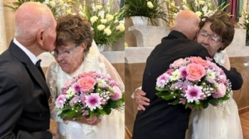 Gjyshërit i thanë “Po” njëri-tjetrit, pas 40 vitesh bashkë dhe së fundmi vendosën të zyrtarizojnë lidhjen 