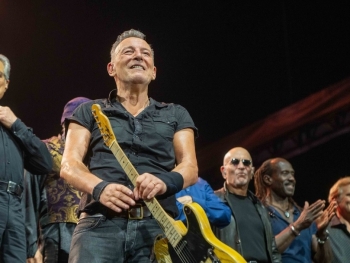 Bruce Springsteen rrëzohet në skenë gjatë koncertit në Amsterdam