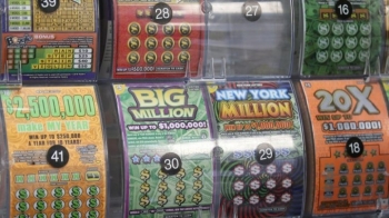 Fitoi lotarinë me çmim prej 20 dollarëve, ajo e çon drejt xhekpotit prej 2 milionë dollarësh 