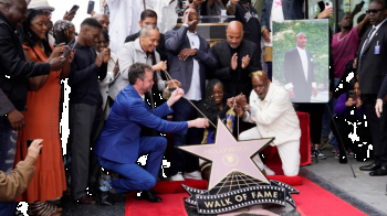 Tupac Shakur nderohet me yll në “Hollywood Walk of Fame” 