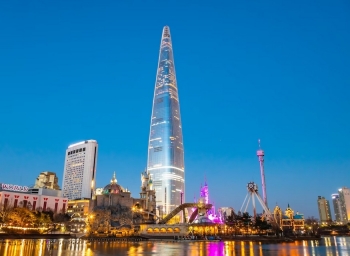 Një burrë ngjitet 72 kate në pjesën e jashtme të ndërtesës së pestë më të lartë në botë