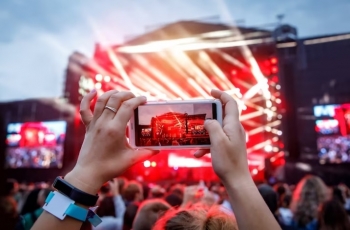 ​Mbi 100,000 fansa festojnë 20-vjetorin e Festivalit të Download