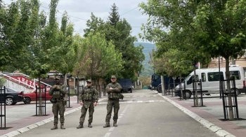 Vazhdojnë sulmet e serbëve në veri, gjuajnë me shok-bomba në stacionet policore në Mitrovicë të veriut dhe Zveçan 