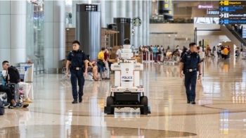 Robotët patrullojnë krah policisë në aeroportin e Singaporit