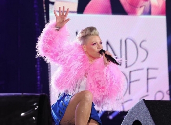 Fansi hedh hirin e nënës së ndjerë në skenë në koncertin e Pink