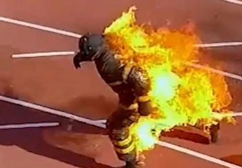 Zjarrfikësi theu rekord duke vrapuar “i mbuluar” nga zjarri