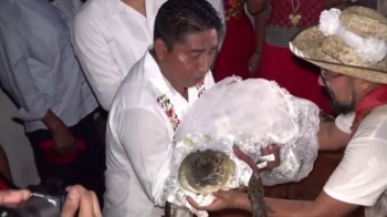 Kryebashkiaku meksikan martohet me krokodilin në një ritual të vjetër “për prosperitet” 