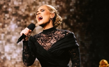 Adele dëshiron që njerëzit të ndalojë të hedhin gjëra në skenë gjatë koncertit