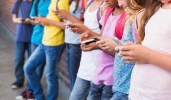 Holanda ndalon përdorimin e telefonave në shkolla