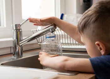 Pothuajse gjysma e ujit të rubinetit në SHBA është i ndotur kimikate, zbulon studimi i qeverisë
