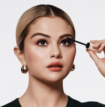 Selena Gomez prezanton produktet e saj të reja Rare Beauty në rrjetet sociale
