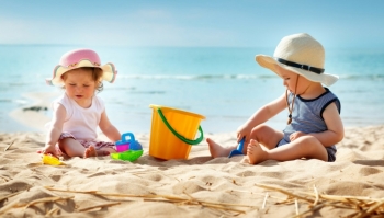 Si të kujdesemi për fëmijët gjatë kohës në plazh?