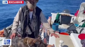 Peshkatari australian me qenin e tij arriti të mbijetojë dy muaj në Oqeanin Paqësor