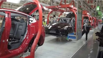Për 40 sekonda Tesla nxjerr nga prodhimi një veturë