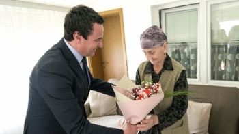 Kurti viziton gruan më të vjetër në Kosovë, tani ajo është 113 vjeçe 