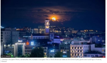 Fotografinë e super hënës në Prishtinë, BBC e renditë si ndër më të bukurat në botë