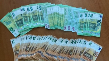 Gjakovari gjen 8000 euro dhe i dorëzon në polici, paratë i kthehen pronarit 