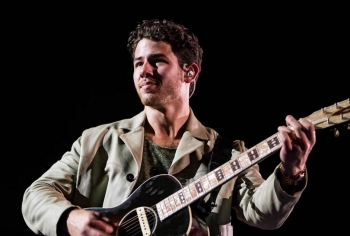 Nick Jonas u rrëzua në skenë gjatë një shfaqjeje të fundit në Boston