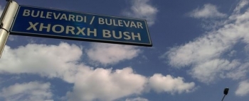 Taksistët s’duan të largohen nga sheshi “Xhorxh Bush”
