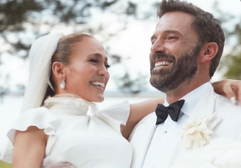 Jennifer Lopez ndan foto të reja nga dasma me Ben Affleck për të shënuar përvjetorin e parë