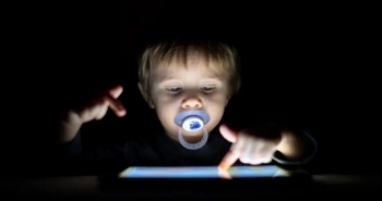 Studimi konfirmon: Fëmijët që kalojnë kohë para ekraneve kanë vonesa në zhvillim