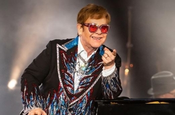 Elton John po shërohet në shtëpi pasi u shtrua në spital