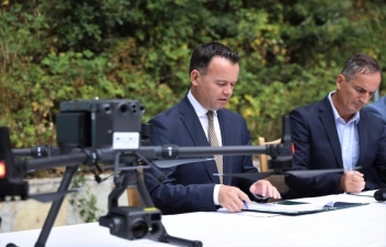 Ministrisë së Bujqësisë i dhurohen dy dronë për monitorim të pyjeve