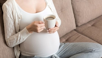 Edhe sasia minimale e kafeinës gjatë shtatzënisë ndikon në peshën e foshnjës